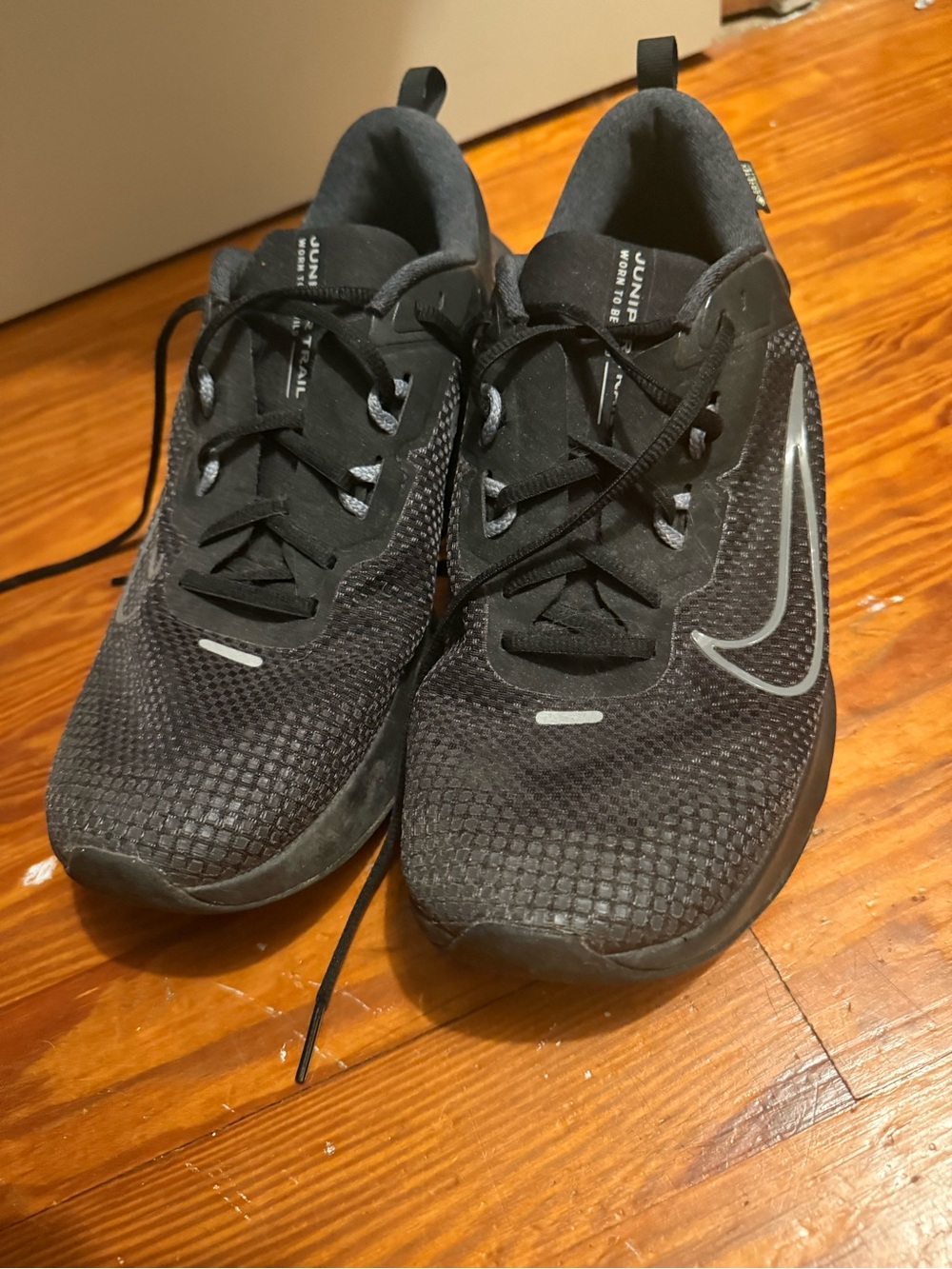 Nike Men’s Black Athletic Sneakers with Silver Swoosh - Picture 2 of 6